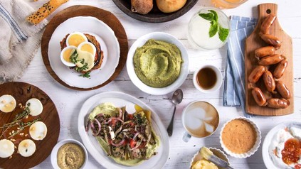 Verschiedene Gerichte auf Holztisch