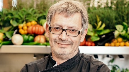 Österreichs Spitzenkoch Arnold Pucher im Portrait. Im Hintergrund Gemüse.