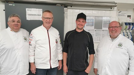 Besuch der Jury in Gießen (v. l.) Joachim Elflein, Michael Schneider, Ausbilder Sebastian Börner, Kurt Henkensmeier. (Foto: © VKD)