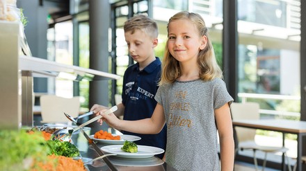 Kinder vor einem Buffet