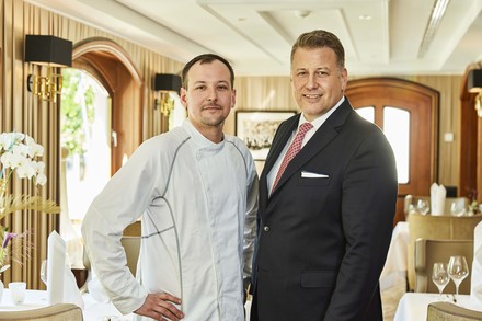 Alexander Mayer, Küchenchef Atlantic Restaurant, und André Vedovelli, Geschäftsführender Direktor Hotel Atlantic Hamburg. (Foto: © Hotel Atlantic Hamburg / Anna-Lena Ehlers)