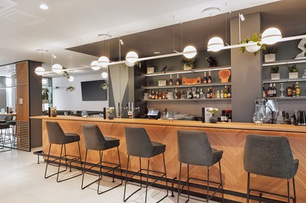 Die Bar des neuen H+ Hotel Frankfurt Eschborn (Foto: © H-Hotels.com)