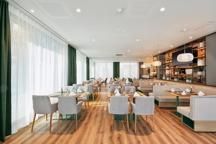 In dem Restaurant werden neben dem Frühstückbuffet bis abends vielfältige Speisen à la carte serviert. (Foto: © H-Hotels.com)