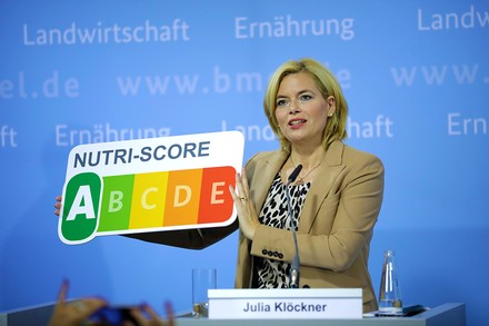 Julia Klöckner mit dem Nutri-Score-Logo