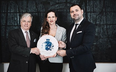 Max Eidlhuber, Eszter Gulyás und Jan Svoboda halten das Logo von Heritage Hotels of Europe hoch