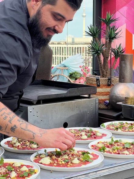 Das Rooftop-Restaurant bietet eine Kombination aus traditionell-israelischen Genüssen und mexikanischen Aromen. (Foto: © Amano Group)