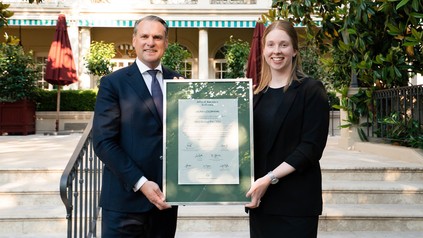 Brenners-Direktor Matthiesen und Preisträgerin Laura Goldmann