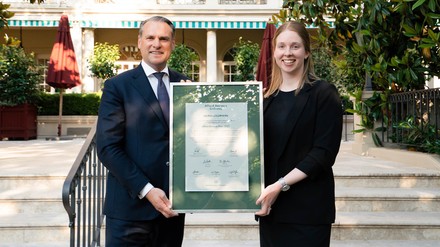 Brenners-Direktor Matthiesen und Preisträgerin Laura Goldmann