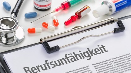 Spritze, Tabletten und Zettel mit Titel: "Berufsunfähigkeit"