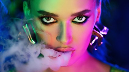 Eine Frau beim Rauchen