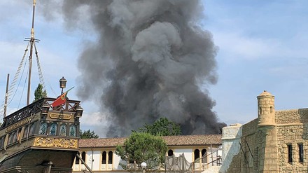 Rauch ist über einem Gebäude im Europa-Park zu sehen. Im Europa-Park in Rust ist ein Brand ausgebrochen.