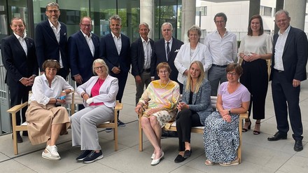 Mitglieder des Beirates des Hotelverbandes Deutschland (IHA), jeweils von links nach rechts: Untere Reihe: Sabine Möller, Susanne Weiß, Dr. Monika Gommolla, Julia Barth und Stephanie Göbel Oberer Reihe: Karl-Heinz Pawlizki, Friedrich W. Niemann, Denis Hüttig, Otto Lindner, Simeon Schad, Thomas Haas, Jutta Braun, Philipp Freiherr von Bodmann, Anne Wahl-Pozeg und Rolf Seelige-Steinhoff.