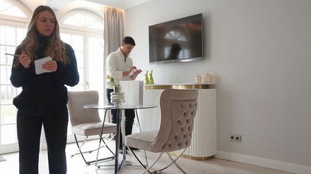 Zwei Schüler lösen im Zuge der AzubiRallye eine Aufgabe in einem der sieben Partnerhotels.