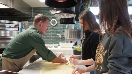 Zwei Schülerinnen rollen Teig aus. (Foto: IHK Ostbrandenburg)