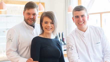 V.l.: Gastronomenpaar Domenik Alex und Madlen Häckel mit Neuzugang Jan Schmidt.