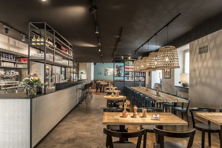 Der Gastraum des neuen Lifestyle-Restaurants Cotidiano erstreckt sich über eine Fläche von 220 Quadratmetern und bietet 165 Plätze. (Foto: © Sofie Latour)