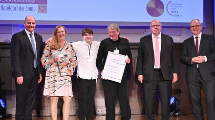 V.l.n.r.: Thomas Kraus, Vorsitzender Initiative Ludwig-Erhard-Preis e.V.  Nicole Kobjoll, Inhaberin Hoteldorf Schindlerhof Klaus Kobjoll, Gründer und Markenbotschafter Schindlerhof Max, die dritte Generation Schindlerhof Peter Altmaier, Bundesminister a.D. Dr. Wolfgang Schirmer, Jury-Vorsitzender ILEP