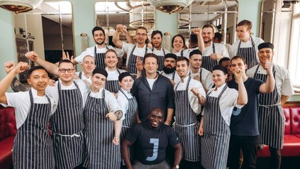 Jamie Oliver mit einem großen Küchenteam