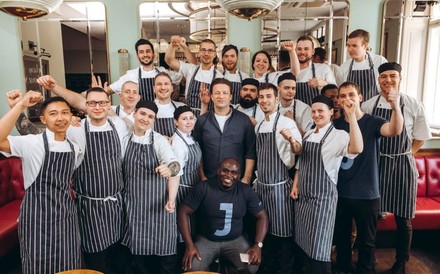 Jamie Oliver mit einem großen Küchenteam