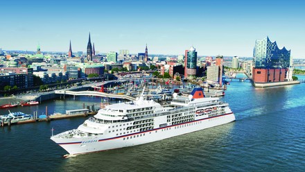 Die MS Europa geht in Hamburg vor Anker. (Foto: © Hapag-Lloyd-Cruises)