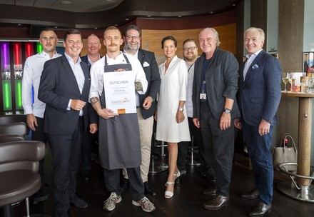 Die Jury gratuliert dem Gewinner Leander Werchan aus dem Hotel Vier Jahreszeiten in Hamburg. (Foto: © Selektion Deutscher Luxushotels)