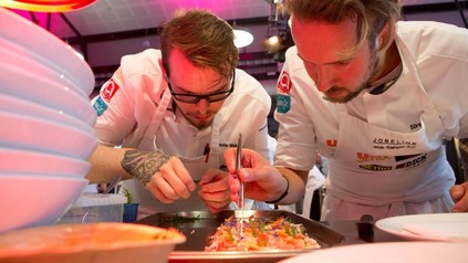 zwei Köche kochen auf einem Wettbewerb