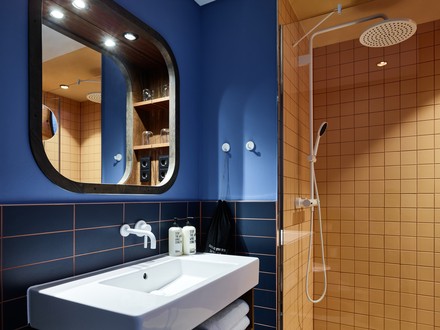 Badezimmer in 25hours Hotel HafenCity