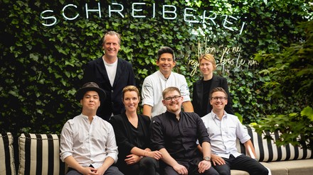 Von links oben nach rechts: Geschäftsführender Gesellschafter Marc Uebelherr, Geschäftsführender Gesellschafter & Executive Chef Tohru Nakamura, Restaurantleiterin & Sommelière „Tohru in der Schreiberei“ (1. Stock) Julia Kolbeck; von links unten nach rechts: Restaurantleiter Schreiberei (Erdgeschoss) Alain Tran, Betriebsleiterin Schreiberei (Erdgeschoss) Paula Rappenglück, Küchenchef „Schreiberei" (Erdgeschoss) Joshua Covington und Küchenchef „Tohru in der Schreiberei“ (1. Stock) Dominik Schmid