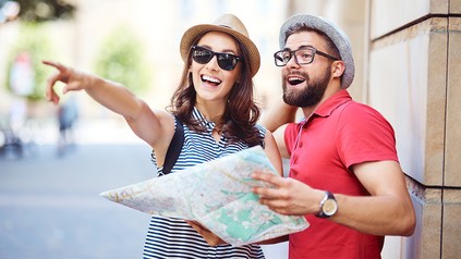 Pärchen, das auf eine Stadtkarte schaut