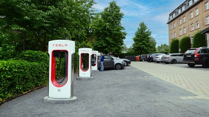 Tesla Supercharger am Best Western Premier Hotel Villa Stokkum in Hanau-Steinheim