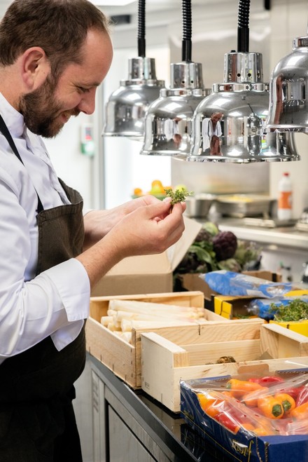 Chefkoch Adrien Brunet über die Auszeichnung: "Ich bin stolz darauf, das Écotable-Label mit drei Plaketten für La Madeleine zu erhalten", freut sich Adrien Brunet, „das ist das Ergebnis der täglichen harten Arbeit eines ganzen Teams und der großartigen Zusammenarbeit mit unseren Produzenten.“ (Foto: © Hotel Crillon Le Brave)