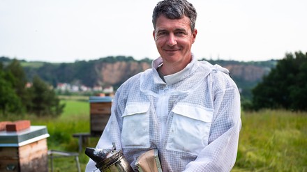 Rico Heinzig, Chef der myHONEY BIO-Imkerei in Sachsen und Preisträger des renommierten London Honey Awards, ist ein erfolgreicher Imker und gilt als Experte im Bereich Bienen und Umweltschutz.