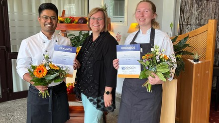 Regionaldirektorin Cindy Beck (Mitte) gratuliert den Koch-Auszubildenden Karan Panchal (links) und Sabrina Lamos (rechts) zu ihrem Erfolg bei den Dehoga Landesmeisterschaften in den gastgewerblichen Ausbildungsberufen.