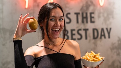 Frau mit Kartoffel und Pommes