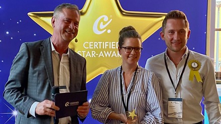 Das Hotel VILA VITA Rosenpark in Marburg gewinnt den „12. Certified Star-Award“ in der Kategorie „Certified Business Hotel“ (v.l.): Caroline Lange (Verkaufsdirektorin), Daniel Weth (Rooms Division Manager) und Certified-Geschäftsführer (Till Runte).
