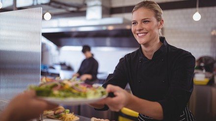 Essensübergabe in einer Kantine