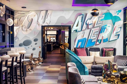 Der Slogan „You are here“ als dreidimensionales Wandrelief