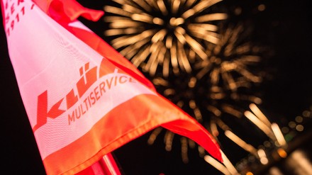 Feuerwerk mit Fahnen von Klüh im Vordergrund