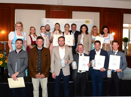 Ernährungsministerin Michaela Kaniber und Angela Inselkammer mit den in der Kategorie „Ausgezeichnetes Bayerisches Festzelt“ belobigten Wiesnwirten.