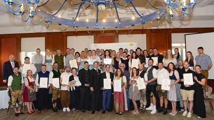 Ernährungsministerin Michaela Kaniber und Angela Inselkammer mit den in der Kategorie „Ausgezeichnete Bayerische Küche“ belobigten Gastronomen.
