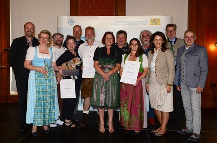 Ernährungsministerin Michaela Kaniber und Angela Inselkammer mit den in der Kategorie „Ausgezeichnete Bierkultur“ belobigten Gastronomen.
