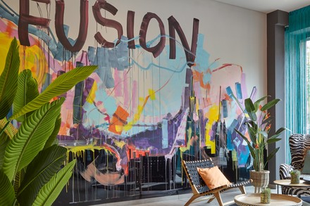 Figurale Wandmurals der lokalen Künstlerin Joséphine Sagna bringen Diversität und Frauenpower in das neue The Niu Fusion. (Foto: © NOVUM Hospitality)