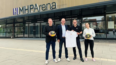 DQuadrat Living bleibt offizieller Partner und Namensgeber der Einlaufkinder in der MHPArena.