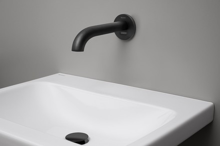 Auch in Schwarz matt verfügbar: die berührungslose Armatur Geberit Piave, die sich für halböffentliche Sanitärbereiche im Hotel eignet. (Foto: © Geberit)