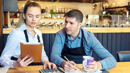 Zwei Gastronomen gehen ihre Einnahmen durch