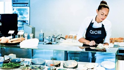 Eine junge Frau arbeitet in einem Imbis namens Qichi