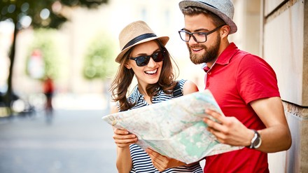 Pärchen, das auf eine Stadtkarte schaut