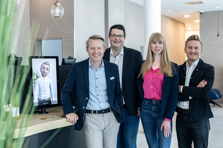 Das Projektteam (von re. nach li.): Tim Schuster und Lisa Reiche (Humanizing Technologies), Timm Backhaus und Erik Florvaag (The Chocolate on the Pillow Group) und Avatar Fritz (Foto: Roland Fechter)