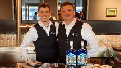 V. l. n. r.: Niklas Strohmenger (Barchef) und Genadi Kozlowski (Foto: © The Curtain GO)