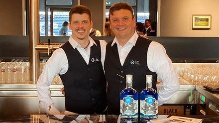 V. l. n. r.: Niklas Strohmenger (Barchef) und Genadi Kozlowski (Foto: © The Curtain GO)